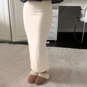 Vit långkjol från Gina Tricot - Vit oanvänd kjol ifrån Gina Tricot! Med slits bak🤍Storlek XS. 