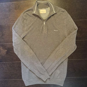 Gant Halfzip  - Hej säljer nu denna tvär snygga Gant Halfzipen som är i storlek medium och färgen grå. Skick: 10/10 då den är helt oanvänd. Kom dm för mer frågor och svar 😊🙌