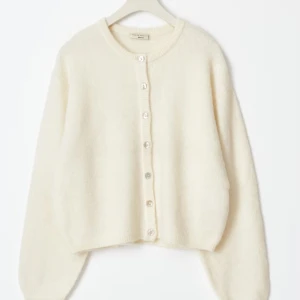 Beige kofta  - Säljer en mysig beige kofta från Gina Tricot med knappar framtill. Den har aldrig använts och som därför är i helt nytt skick. Skriv gärna ifall du vill ha fler bilder etc! Är alltid öppen för prisförslag!💓