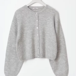 Grå kofta  - Säljer en mysig grå kofta från Gina tricot med knappar framtill. Har aldrig använts och som fortfarande har lappen kvar. Skriv gärna ifall du vill ha fler bilder etc! Är alltid öppen för prisförslag!💓