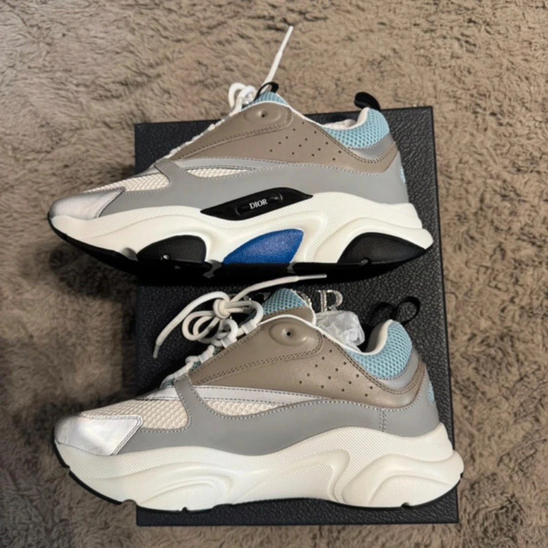 Grå och vita sneakers från Dior. Till salu för 2999 - 1