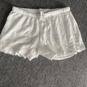 Vita shorts - Vanilga, tunna vita short. Kan användas till vad som helst pjamas eller en dag ute i solen. 