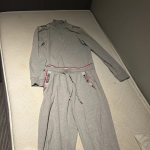 Moshino dress - Hej, säljer min moshino dress då den har blivit liten på mig. Den är i storlek xs men passar även riktigt bra i s eftersom den stretchar på sig.