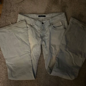 Lågmidjade bootcut jeans  - Jättesnygga lågmidjade bootcut jeans! Står ingen storlek men skulle gissa på M❤️
