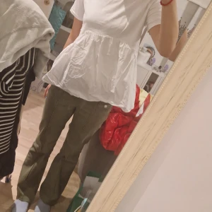 Gröna byxor Hm - Snygga low waist boor ut byxor från hm. Slutsålda! Skriv vid frågor💕Pris kan diskuteras🩷