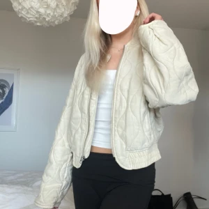 Beige vår jacka  - Säljer denna snygg vårjackan i från mango då den inte har kommigt till användning. Klicka gärna på köp nu  