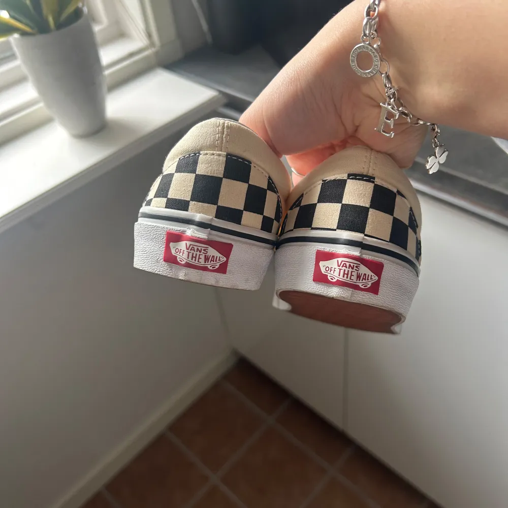 Säljer ett par svartvita Vans med rutigt mönster då de aldrig kommit till användning, endast testade. Storlek 38. Kengät.