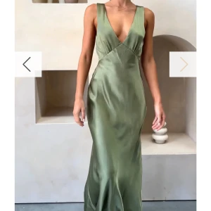 Balklänning  - Kan tänka mig gå ner i pris vid snabb affär!. Skulle säga att klänningen passar S/M. helt ny med prislapp kvar. Se måtten på sista sidan! Färgen på klänningen är mer lik den första bilden.