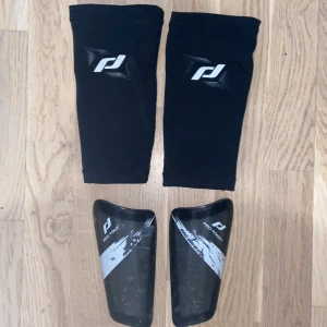 Pro Touch Benskydd - Benskydd som kommer med benskyddshållare som gör att benskyddet inte ramlar
