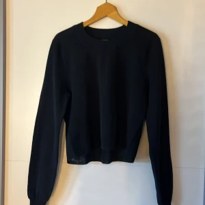 Svart tröja från Weekday - Säljer en stilren svart tröja från Weekday i storlek medium. Tröjan har en klassisk rund halsringning och långa ärmar. Perfekt för en minimalistisk look.