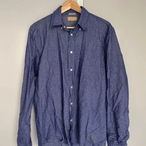 Blå skjorta från Scotch & Soda Medium - Snygg blå långärmad skjorta från Scotch & Soda, Wear and Wear. Skjortan har en klassisk krage och knappar framtill. Perfekt för en stilren look.