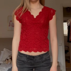 Röd spetstopp - Supersnygg helt oanvänd röd spetstopp från reserved i strl S💗lappen är kvar!