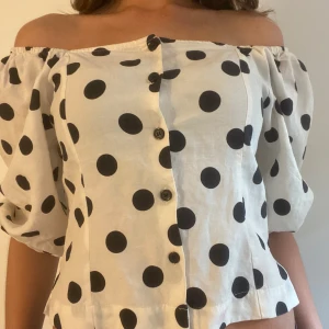 Prickig blus  - Söt prickig blus 💞 