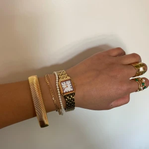 Guldarmband med räfflad design - Elegant guldarmband med en stilren, räfflad design. d = 6cm men armbandet är ”stretchigt”. Aldrig använt, köpt på sellpy men säljer pga för stort för mig.