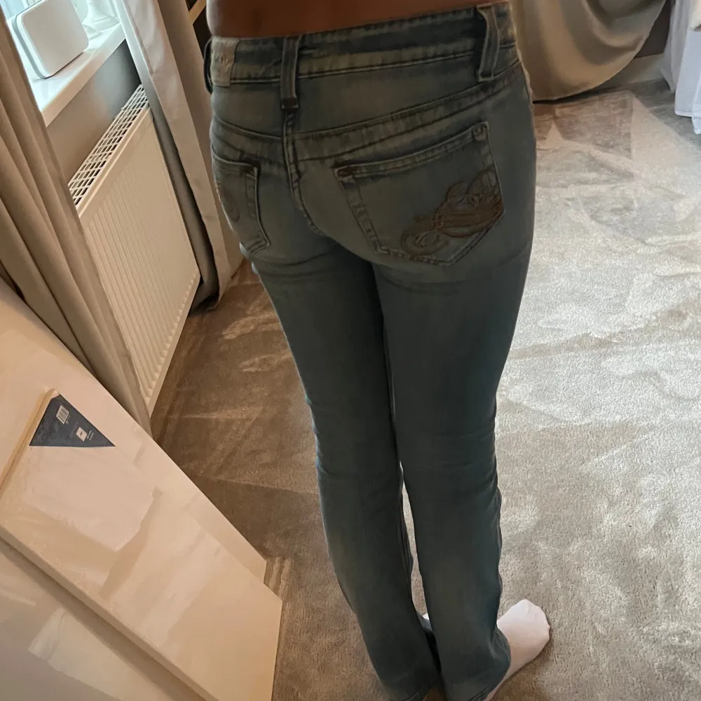 Snygga lågmidjade blå jeans från Cobra med broderade detaljer på bakfickorna. Innerbenslängd 84cm❤️. Farkut & Housut.