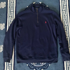 Ralph Lauren polo Half zip - Tja! Säljer min mörkblåa Ralph lauren tröja då den knappt kommer till användning. Tveka inte att hör av dig, pris kan diskuteras! Nypris ca 1990kr .