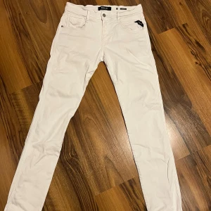 Vita jeansbyxor från Replay -  Replay jeans  i modellen Anbass hyperflex.  Storlek 30/32. Har lite små defekter men går nog att få bort ! 