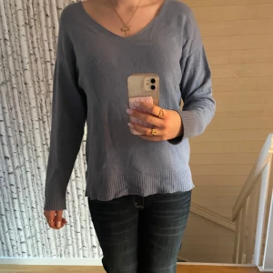 Blå stickad tröja med v-ringning - Säljer en mysig blå stickad tröja från Zara med v-ringning. Tröjan har långa ärmar och ribbade kanter vid ärmslut och nederkant. Perfekt för kyligare dagar. 💙