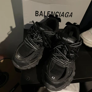 Track runners - Svarta track runners. storlek 42. pris kan diskuteras. säljer eftersom de börjar bli för små. 