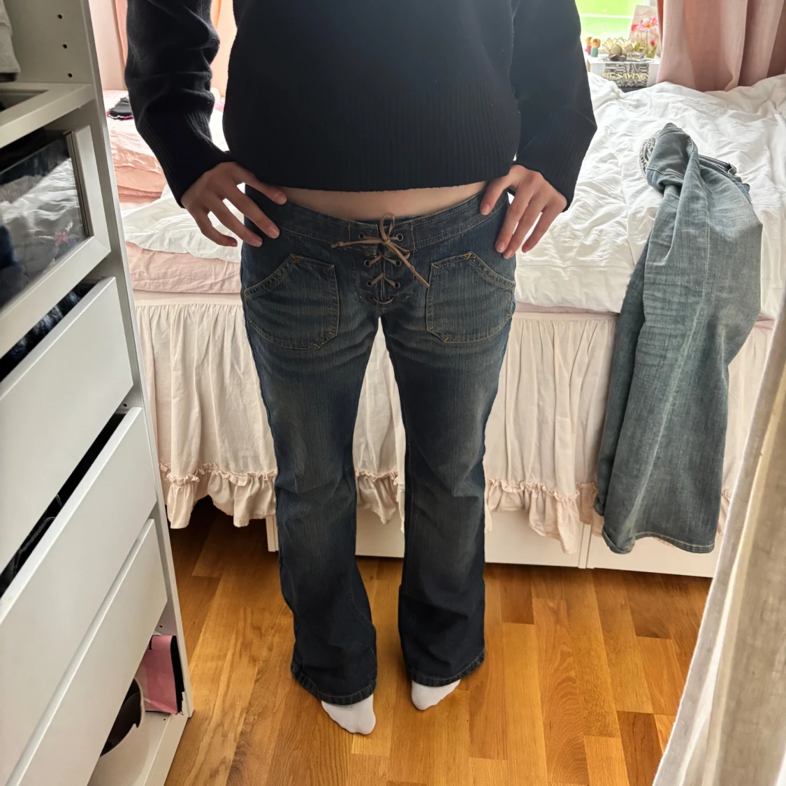Lågmidjade bootcut jeans med snörning