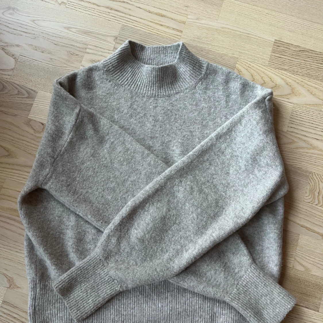 Beige stickad tröja från & Other Stories