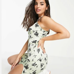 Klänning - Söt sommarklänning från ASOS som tyvärr inte passar mig längre. Aldrig använd utan endast testad så den är i nyskick, men har dock klippt bort lappen. Slutsåld på hemsidan. Hör av dig vid funderingar🩷