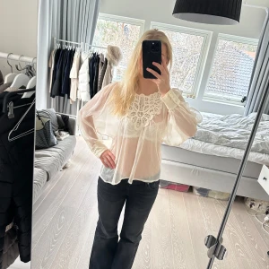 Vit beige blus - Sååå fin blus!!