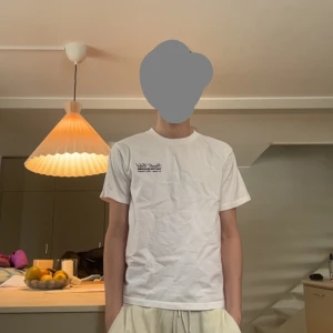 Vit Notre succés T-shirt  - Säljer en galet snygg notre succés T-shirt i strl S som är i otroligt bra skick men säljer eftersom den börjar blir för liten använd ungefär 3 ggr