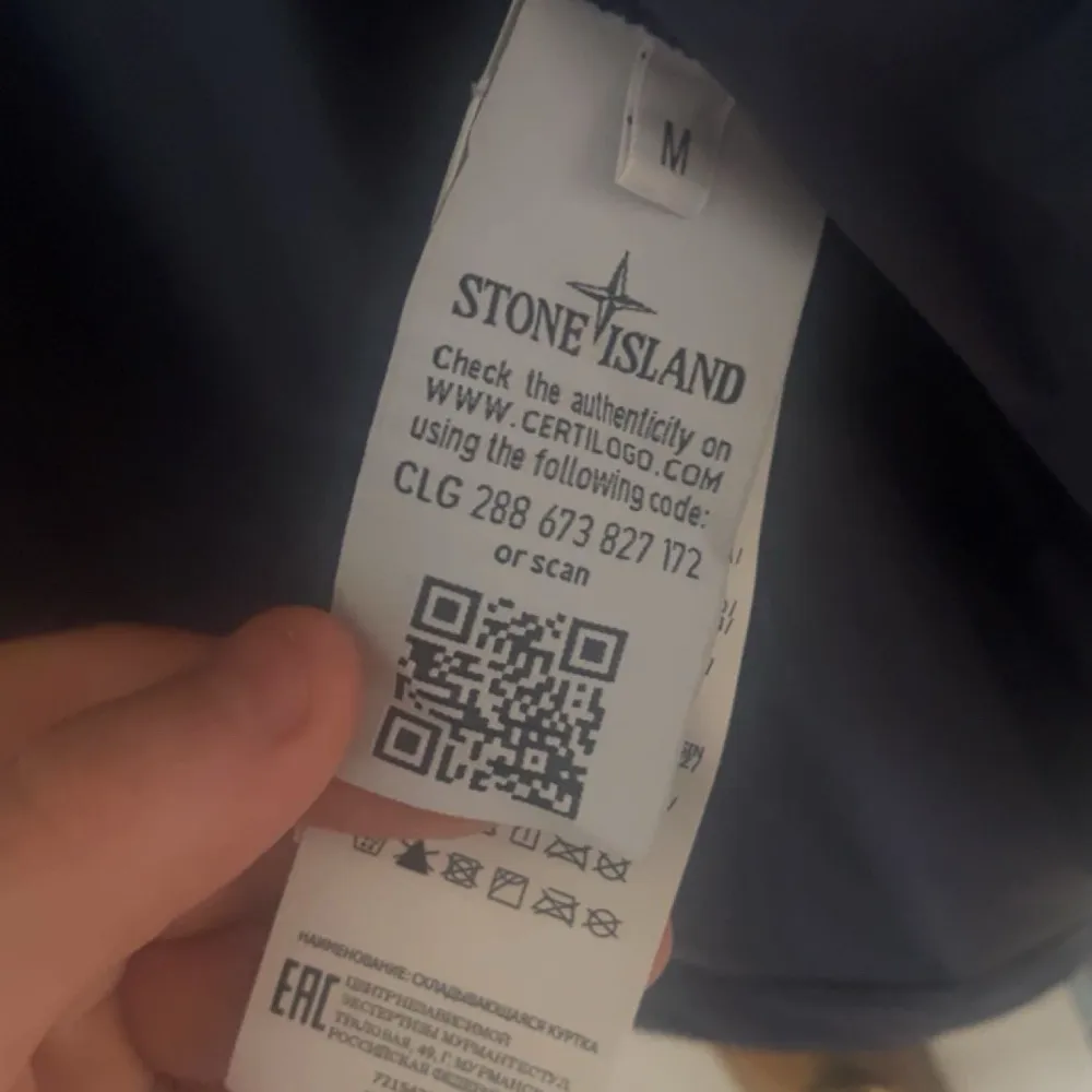 Säljer en snygg blå vindjacka från Stone Island. Nyskick använd fåtal gånger. Storlek M, passar S. Nypris över 7000kr. Pris kan diskuteras vid snabb affär. Självklart äkta och scannar till stone Islands hemsida.. Takit.