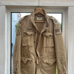 Ralph Lauren M65 Field jacket - Desert Tan M65 i grymt skick. Passar perfekt nu inför våren/sommaren. Hör av dig vid frågor! Storlek S passar M