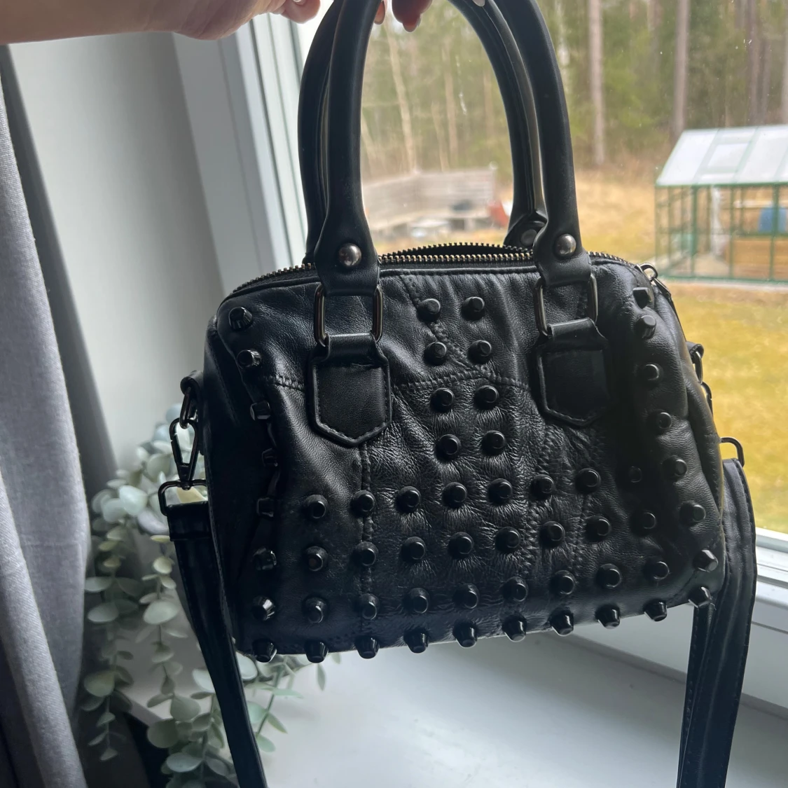 Svart handväska med nitar - 1