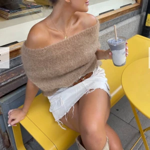 Designbysi tröja - Så fin off shoulder tröja i Mohair ifrån Design by si. Den är oversized i modellen 💕