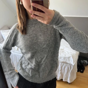 Grå stickad tröja - Säljer en mysig grå stickad tröja från zara. Perfekt för kyligare dagar. Passar till det mesta och är superbekväm! Tröjan är endast använd ett fåtal gånger☺️