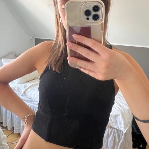 Svart topp - Snygg svart topp med hög halsringning. Perfekt för en stilren look🌟