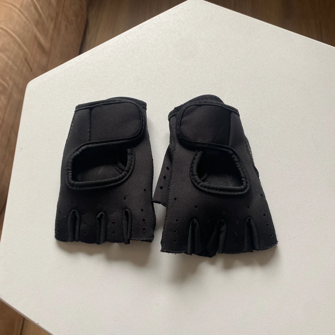 Svarta träningshandskar