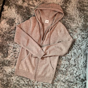 Kashmir hoodie - Säljer min kashmir zip hoodie från John Henric. Storlek xs. Beige. Väldigt fint skick. Bara att höra av sig vid frågor eller funderingar.