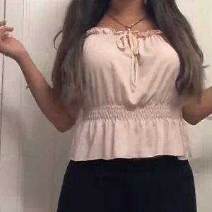 En rosa plum top - En jätte fin söt top från Ginatricot. Baby pink med  puffiga ärmar och stretchig midja. Jätte sköön och comfy med en fin knyt i framsidan.