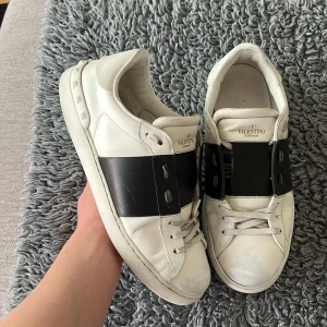 Valentino open - Säljer dessa sjukt feta opens! Perfekt till sommaren! Självklart äkta. Size 43 fits 44. Skick 8/10. Defekter? Lossnat lite färg vid tå. Samt sömm släppt. Vad ingår? Valentino box. Hör av dig vid minsta fundering ✌️