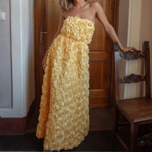 Klänning Lojsan Wallin x Nakd - Intressekoll på denna så fina klänningen som Lojsan Wallin släppte med NA-KD i torsdags. Klänningen sålde slut i alla storlekar på någon timme och är helt slutsåld på hemsidan💛 Fick precis hem den och lappen är kvar. Tyvärr är den förd stor så kollar intresset här innan jag skickar tillbaks☺️ 