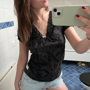 Svart topp från Odd Molly - Säljer en gullig svart topp från Odd Molly med spetsdetaljer. Väldigt fint skick, inga defekter. Är i storlek 1 (motsvarar en s skulle jag säga). 