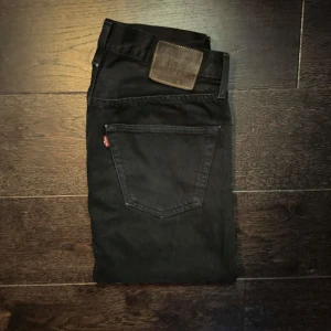 Levis 501 - Hej säljer nu dessa tvär snygga Levis 501 jeansen som är i storlek 31/32. Skick: 6/10 inga hål eller fläckar, bara att färgen är sisådär. Kom dm för mer frågor och svar 😊🙌