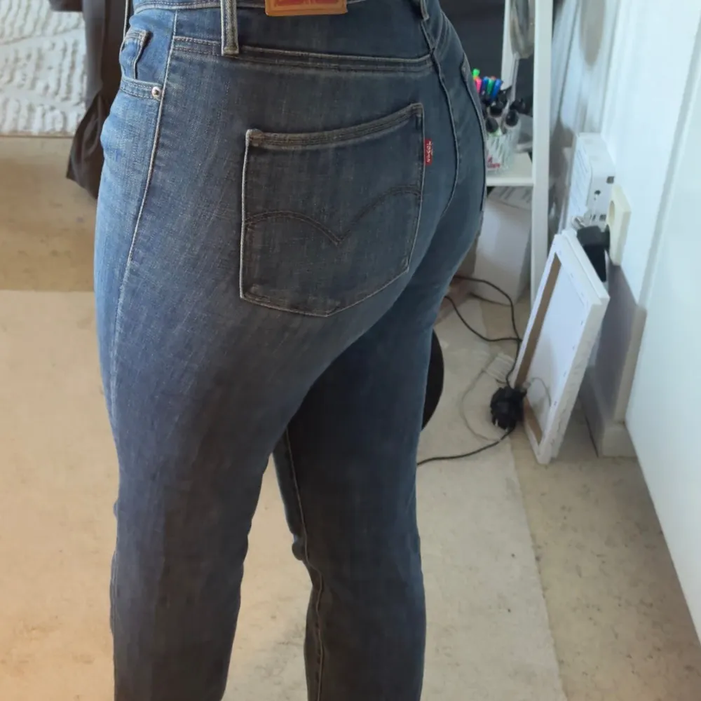 Säljer ett par ursnygga midhigh/low waist vintagejeans i modellen ”Slimming straight”. Storlek 26. Formar sig jättefint efter kroppen. Denna modell på jeans har varit mina favoriter i flera år. Så snygga, sköna och perfekta vårjeans!😍. Farkut & Housut.