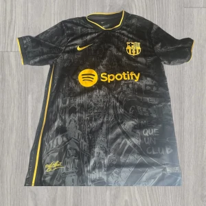 Special edition Barcelona tröja - Söker du en snygg fotbolls tröja till sommaren då är den här perfekt för dig. Det är en Special edition tröja som ja fick som present. Säljer den pågrund av att den va lite för stor. (Söker byten eller bud) Skriv om du har frågor den sitter som M/L