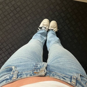 Ljusblå jeans - Snygga lågmidjade ljusblå jeans från Zara! Väldigt fin tvätt på jeansen! 