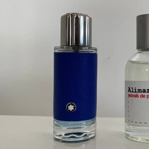 Montblanc Explorer blue - Elegant parfymflaska från Montblanc med en stilren blå yta och silverfärgad kork. Flaskan har en modern design med en tydlig logotyp på framsidan. Perfekt för den som söker en sofistikerad doftupplevelse. Ca 27/30ml, utan låda.