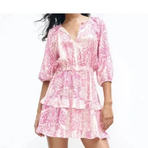 Zara kläning  - Säljer denna super fina kläning ifrån zara köpt här på plick men endast använd en gång! Super bra skick! 