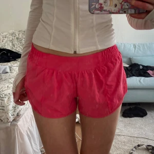 INTRESSEKOLL lululemon ultra low rise löparshorts - intressekoll på mina löparshorts "Hotty Hot Low Rise Lined Short 2.5" " i Lipgloss från lululemon!! använder typ aldrig så kan tänka mig sälja vidare för rimligt pris. går ej att köpa längre💞strl 6 men passar xs-s! perfekt för löpning och träning💕