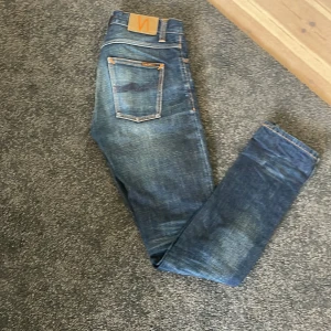 Nudie jeans/Fearless Freddie  - Snygga blå jeans från Nudie med en klassisk femficksdesign och en lätt tvättad look. Perfekta för en avslappnad stil. De har en normal passform och är tillverkade i slitstarkt denim.