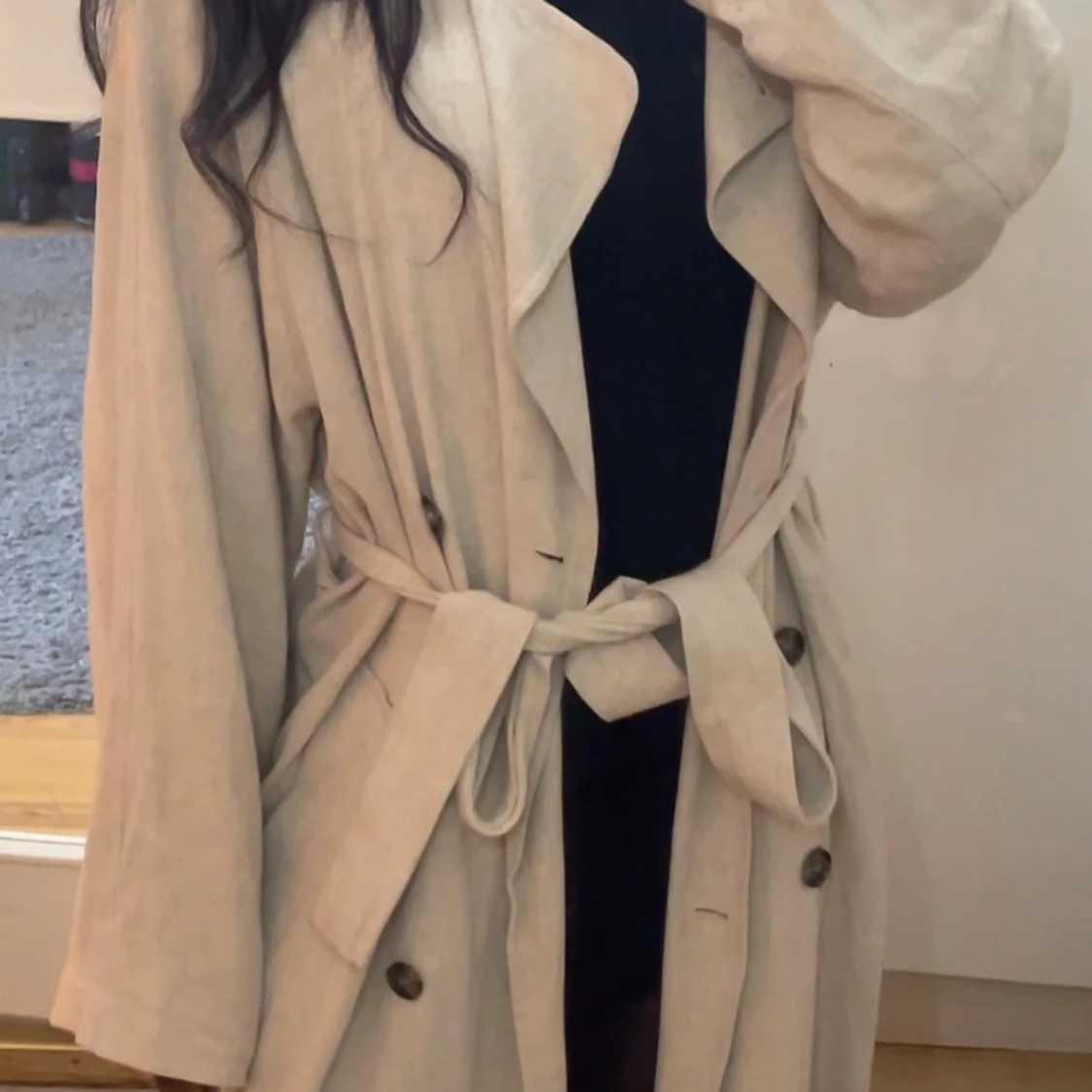 Beige linne trenchcoat med knappar - 4