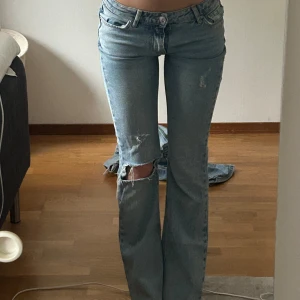 jeans lowwaist  - säjer dessa jeans från gina young som jag köpte för några år sedan, knappt använda. midjan är justerbar och innerbenslängden är runt 79/80 cm!! 💞